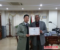 全球外交官中国文化之夜组委会主席许云祖先生拜访苏丹驻华使馆并颁发主办单位证书