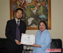 全球外交官中国文化之夜组委会主席许云祖先生拜访菲律宾驻华使馆并颁发主办单位证书