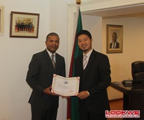全球外交官中国文化之夜组委会主席许云祖先生拜访莫桑比克驻华使馆并颁发主办单位证书